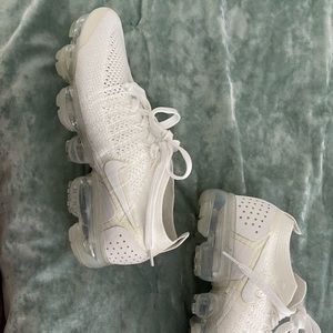 All white vapor max Nike shoes